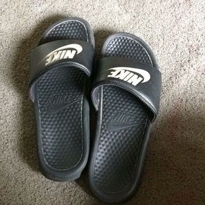 BLACK NIKE SLIDES